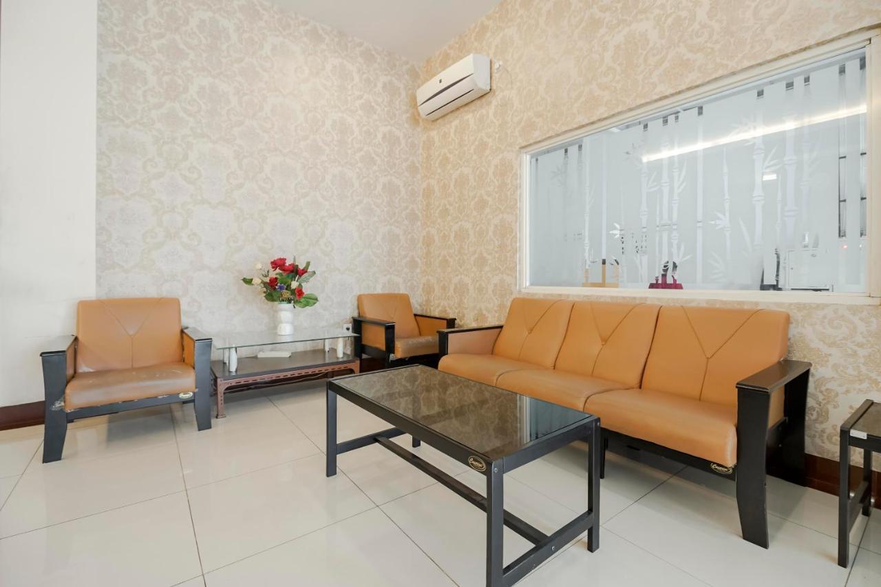 Reddoorz Plus @ Karebosi Area 2 Hotel Makassar Exterior photo